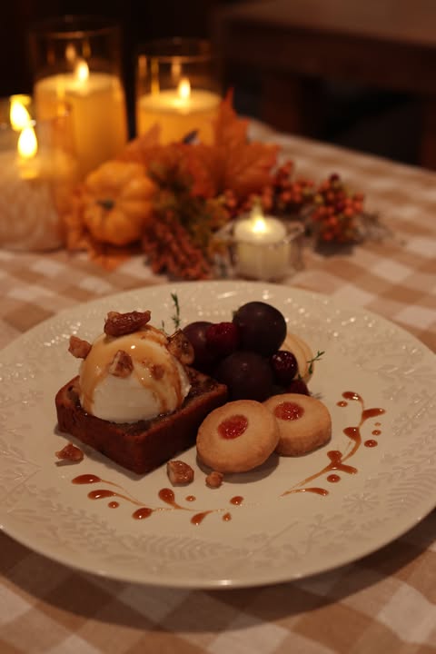 キャンドルの灯りと、木のテーブルに並んだ夜カフェのおやつ